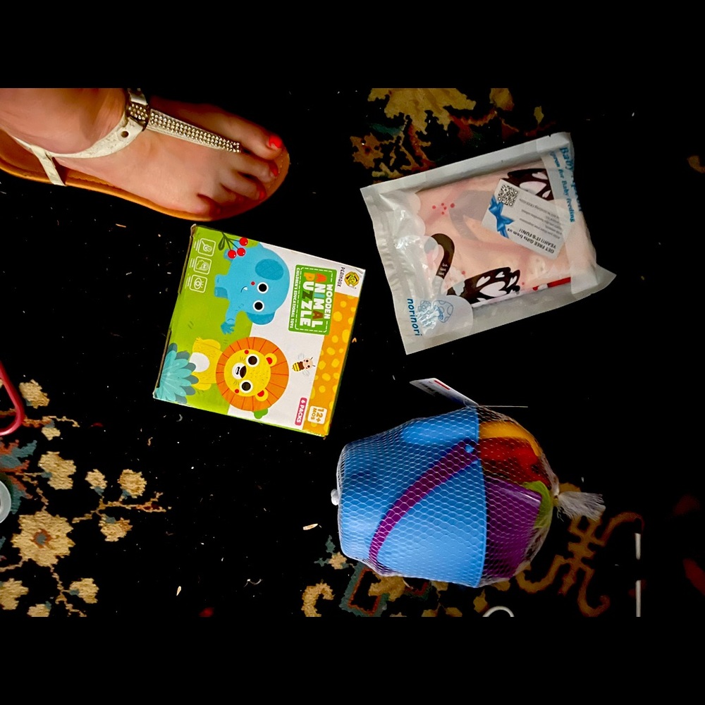 🌼COPY - NWT-BABY BUNDLE 0-18 Mo,sand toys,eatingbib,puzzle